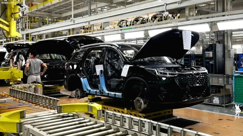Ekspor Chery — Deretan mobil Chery di fasilitas ekspor untuk pasar global.