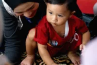 Stimulasi Sensorik Motorik — Mahasiswa KKN UIN Walisongo bersama orang tua dan anak dalam kegiatan edukasi stimulasi sensorik dan motorik di Posyandu Madya Raras.
