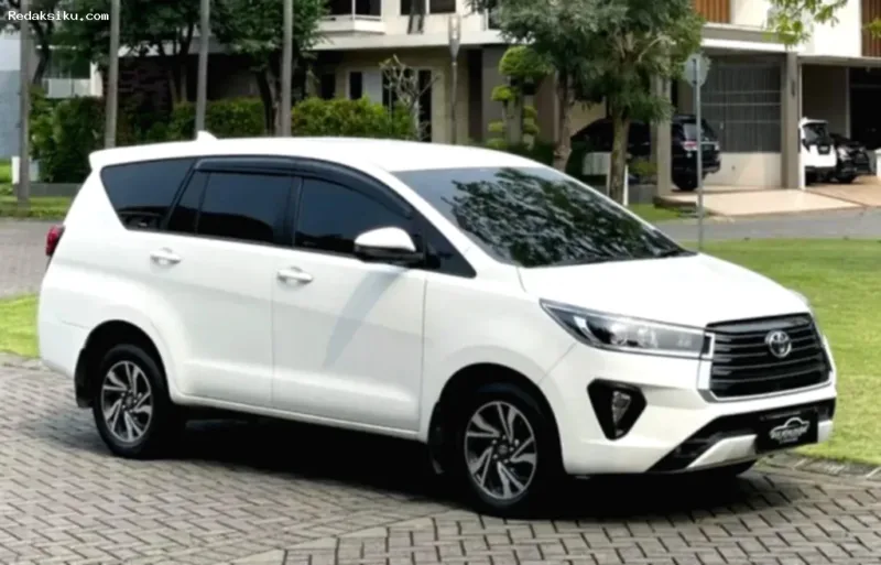 Tampilan eksterior Toyota Kijang Innova Reborn 2.4 Diesel bekas tahun 2023 di bursa mobil