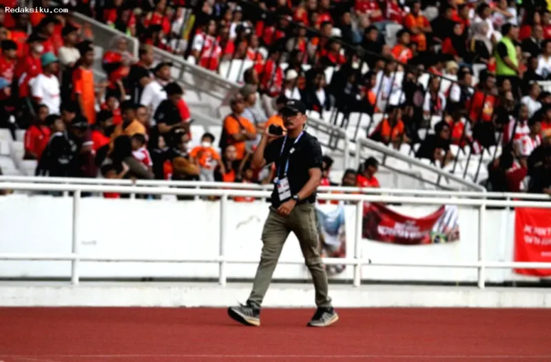 Persija Persib — Suasana pertandingan Persija Jakarta melawan Persib Bandung di Stadion Utama Gelora Bung Karno yang berjalan kondusif.