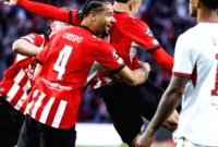 Pemain PSV Eindhoven dan Shakhtar Donetsk berduel memperebutkan bola di Philips Stadion dalam laga Liga Champions.