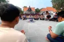 Jurnalis di Blitar menggelar doa bersama untuk korban bencana Selat Sunda di Kompleks Istana Gebang.