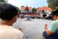 Doa Bersama Jurnalis — Belasan jurnalis di Blitar menggelar doa bersama untuk korban Selat Sunda di Istana Gebang.