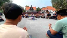 Jurnalis di Blitar menggelar doa bersama untuk korban bencana Selat Sunda di Kompleks Istana Gebang.