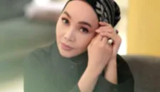Dewi Gita dikenal sebagai figur multitalenta dengan perjalanan panjang di dunia tarik suara, seni peran, dan teater.