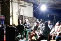 Babinsa Koramil Dempo Selatan — Personel TNI dari Koramil 405-13/Dempo Selatan berinteraksi dengan warga Kelurahan Penjalang saat patroli bersama.
