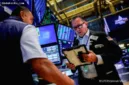 Wall Street dibuka nyaris stagnan pada perdagangan akhir pekan menyusul spekulasi kenaikan suku bunga Federal Reserve.