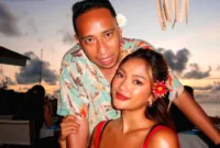Marion Jola dan Dennis Talakua berpose romantis saat prosesi lamaran di Candi Prambanan