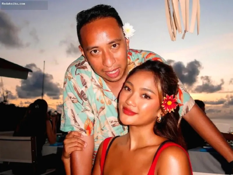 Marion Jola dan Dennis Talakua berpose romantis saat prosesi lamaran di Candi Prambanan
