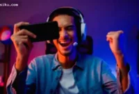 Seorang atlet esports bermain game komputer dalam waktu lama yang berisiko menyebabkan Carpal Tunnel Syndrome.
