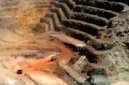 Proses pencarian korban masih dilakukan oleh warga setempat setelah runtuhnya tambang emas di Kordofan Barat, Sudan.