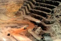 Tambang Emas Sudan — Petugas dan warga melakukan pencarian korban di lokasi tambang emas al-Zaraa, Kordofan Barat, Sudan, yang runtuh dan menewaskan 82 orang.