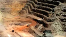 Proses pencarian korban masih dilakukan oleh warga setempat setelah runtuhnya tambang emas di Kordofan Barat, Sudan.