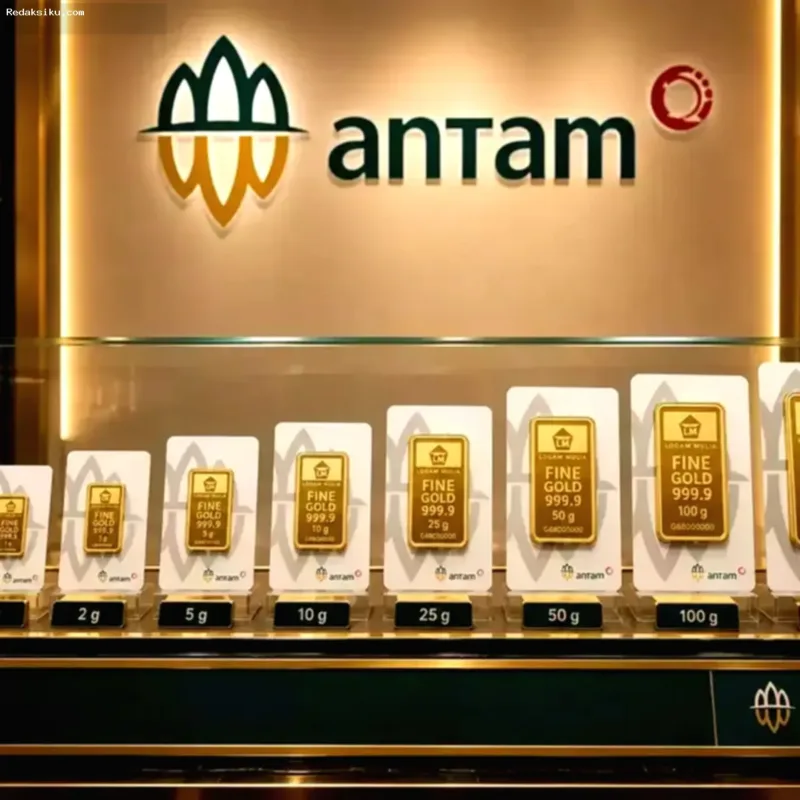 Harga Emas Antam — Batangan emas Antam dengan logo PT Aneka Tambang Tbk di atas permukaan putih