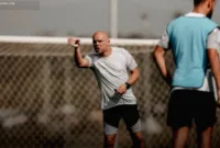 Bali United Menang — Pelatih Bali United Johnny Jansen memberikan instruksi di pinggir lapangan saat laga Super League