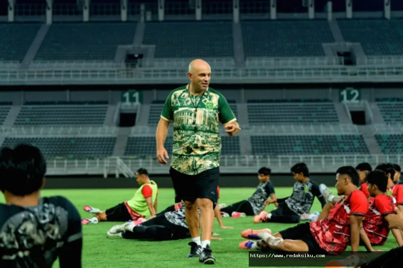 Pelatih Persebaya Bernardo Tavares memimpin sesi latihan jelang laga perdana Super League