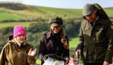 Kate Middleton turun langsung memunguti sampah di pantai bersama warga saat kunjungan ke Pulau Bute, Skotlandia.