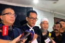 Pakar hukum tata negara Refly Harun mengkritik keterlibatan relawan Gibran 08 dalam sengketa Pilpres di Mahkamah Konstitusi.