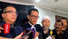Pakar hukum tata negara Refly Harun mengkritik keterlibatan relawan Gibran 08 dalam sengketa Pilpres di Mahkamah Konstitusi.