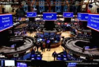 Wall Street Turun — Gedung Bursa Efek New York di Wall Street saat indeks saham utama ditutup melemah.