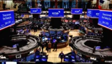 Indeks utama Wall Street ditutup melemah akibat laporan tenaga kerja AS yang kuat.