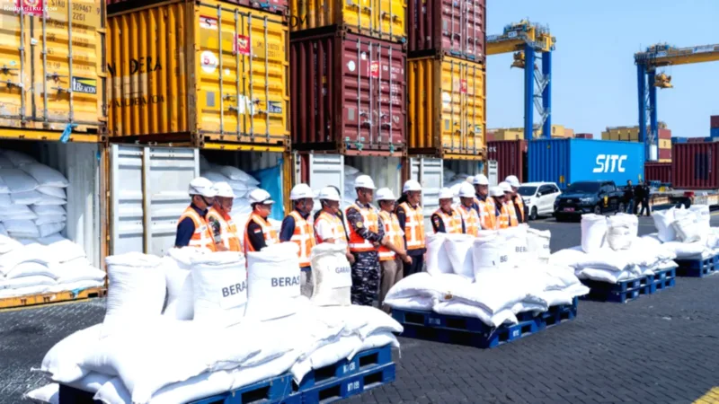 Petugas Bea Cukai menunjukkan barang bukti beras dan garam ilegal senilai Rp7,8 miliar di Surabaya.