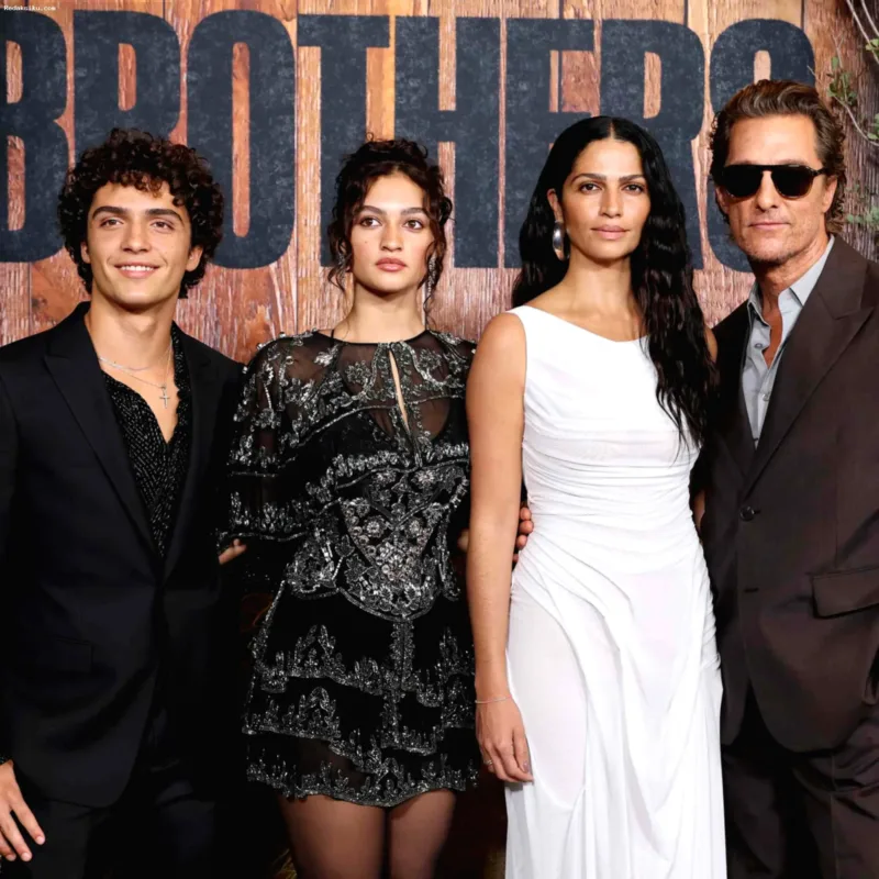 Matthew McConaughey dan Camila Alves McConaughey berpose di karpet merah pemutaran perdana film Brothers di Los Angeles.