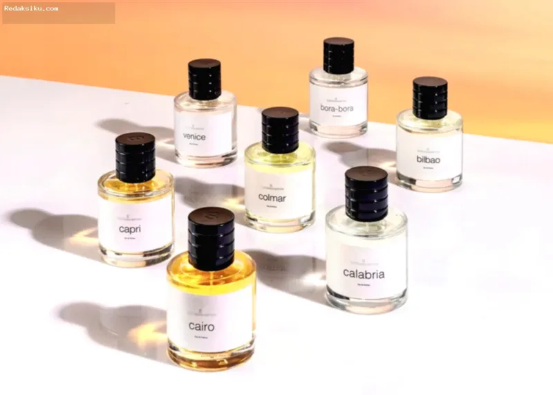 parfum wanita tahan lama — Botol parfum wanita di atas meja kerja kantor yang rapi.