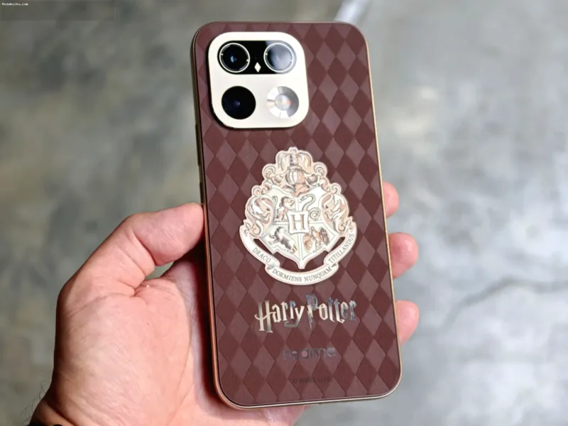 Smartphone realme 16 Pro Harry Potter Edition dengan desain bertema dunia sihir