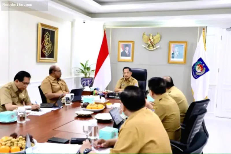 Penanganan Karhutla — Petugas berjibaku memadamkan kebakaran hutan dan lahan di wilayah rawan karhutla