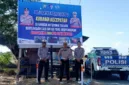 Foto: AKP Herman bersama personel Satlantas memasang spanduk di Pancana.