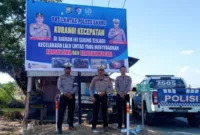 Foto: AKP Herman bersama personel Satlantas memasang spanduk di Pancana.