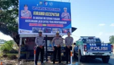 Foto: AKP Herman bersama personel Satlantas memasang spanduk di Pancana.