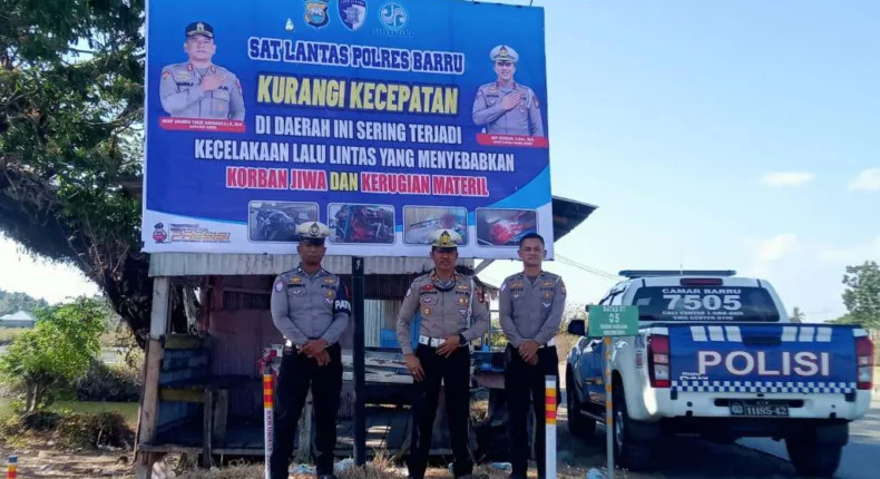 Pancana Rawan Laka, Satlantas Barru Pasang Spanduk