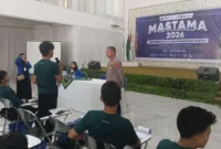 Kapolsek Tanete Rilau Iptu Mudhaffar memberikan pembekalan kepada mahasiswa baru Universitas Muhammadiyah Barru.