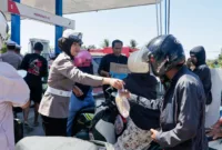Satlantas Polres Barru Bagikan Makanan Saat Pengendara Antre BBM