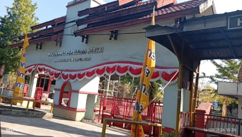 Sabung Ayam di Politeknik Pangkep Digerebek, Ada ASN, Ada Apa? Pintu masuk Politeknik Pangkep. (Dok. Redaksiku.com)