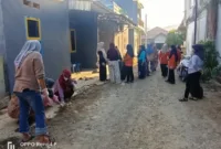 Relawan SPPG Lompo Tengah menjaga kebersihan lingkungan. Foto: Dok. redaksiku.com.