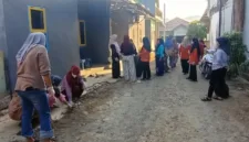 Relawan SPPG Lompo Tengah menjaga kebersihan lingkungan. Foto: Dok. redaksiku.com.