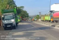 Sopir mengaku harus menunggu sejak subuh hingga sore untuk mendapatkan solar di SPBU Bojo, Barru. Foto: redaksiku.com.