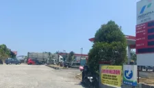 Pelayanan BBM di SPBU Lipukasi menerapkan sistem ganjil-genap. (Dok. redaksiku.com,)