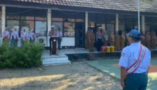 Foto: AKP Herman menyampaikan pesan kepada siswa SMKN 1 Barru.