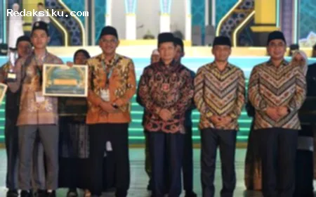 Kalimantan Timur Juara Umum — Kafilah Kalimantan Timur menerima piala sebagai juara umum MTQ Nasional XXXI di Semarang