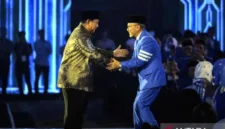 Zulkifli Hasan melontarkan kelakar politik di hadapan Presiden Prabowo Subianto pada perayaan HUT PAN.