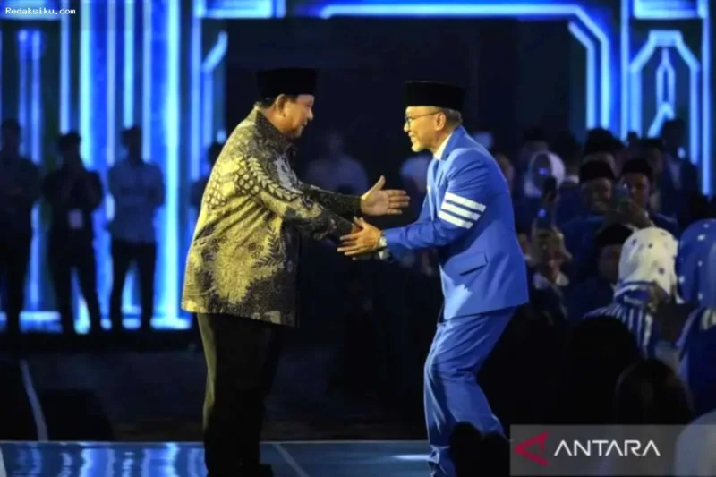 Zulkifli Hasan berbicara di hadapan Prabowo Subianto dalam perayaan HUT PAN di Jakarta.