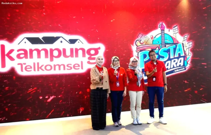Telkomsel Hadirkan Pesta — Anak muda menikmati acara Pesta Jawara dan Kampung Telkomsel yang menyediakan ruang kreativitas