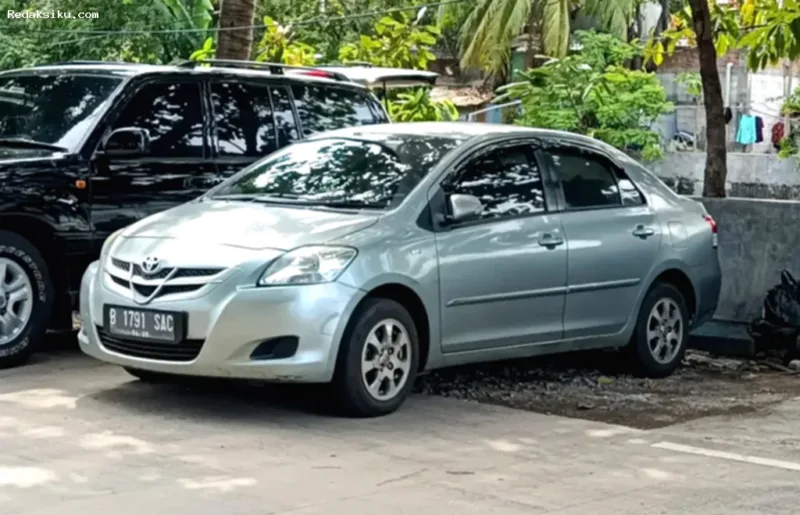 Harga Spesifikasi Toyota — Toyota Vios G 2009 berwarna perak tampak depan di jalanan kota