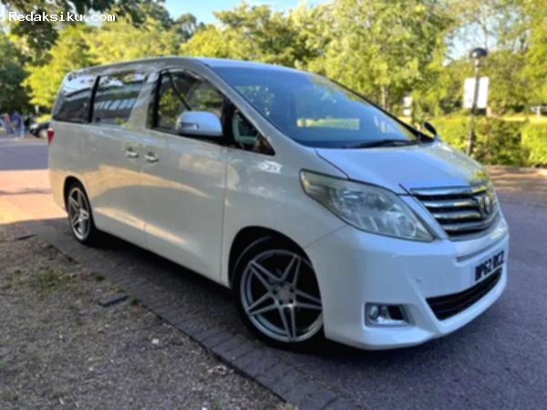 Harga Bekas Toyota Alphard — Toyota Alphard G 2012 berwarna hitam tampak dari depan dengan desain eksterior yang masih terlihat mewah.