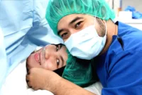 Anak pertama Ryan Adriandhy — Ryan Adriandhy dan Anizabella Putri Lesmana bersama anak pertama mereka yang baru lahir