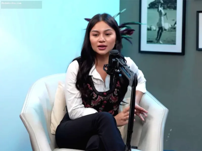 Seorang artis Indonesia sedang melakukan perbaikan rumah secara mandiri dengan peralatan pertukangan.